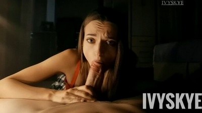 Дрочит рукой